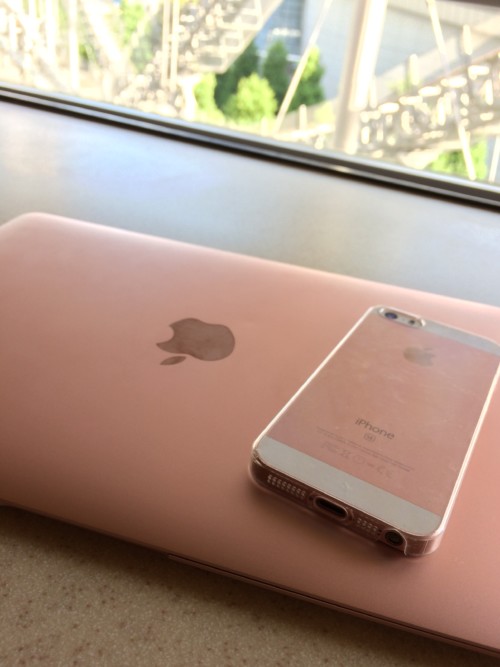 MacbookとiPhoneの画像