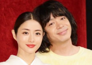 石原さとみと峯田和伸の画像